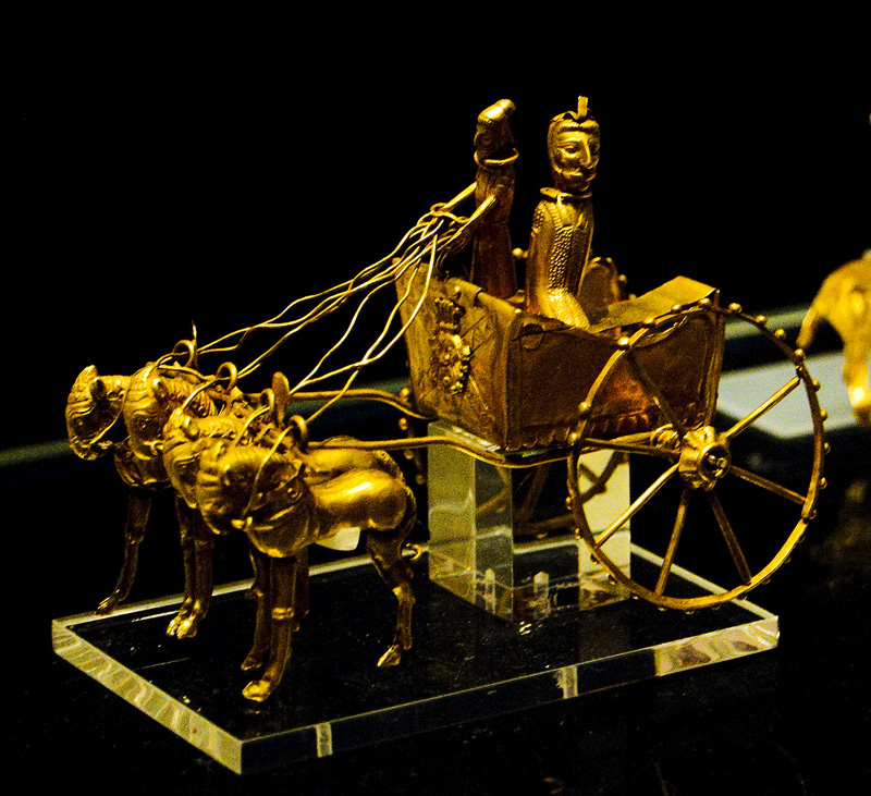 شی باستانی ارابه طلایی چهار اسب